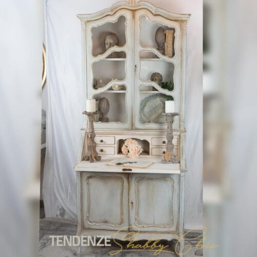 credenza in stile provenzale