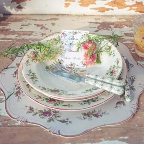 servicio de platos con flores