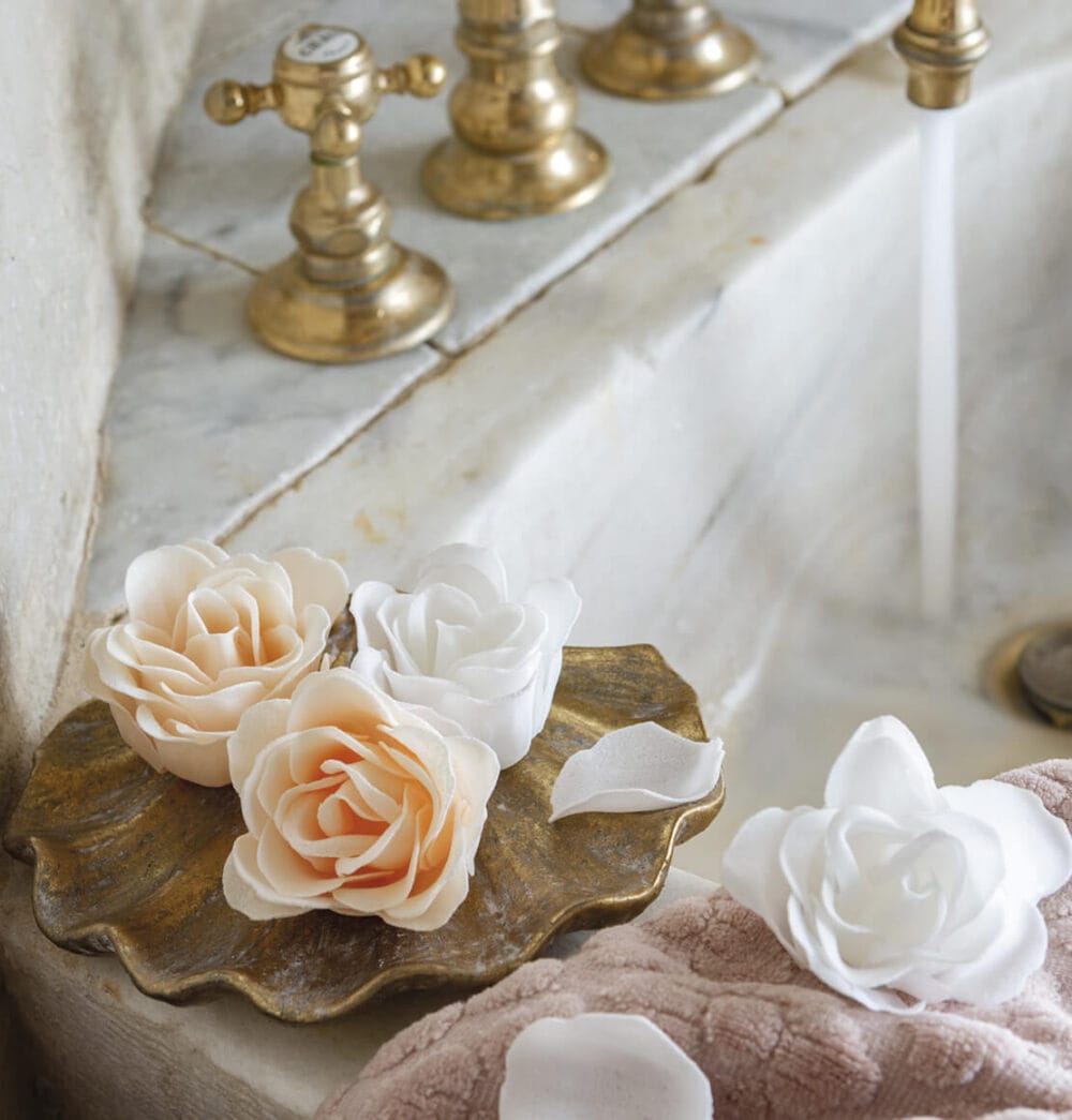 Scatola da 12 rose con petali di sapone bianco e rosa Mathilde M. - immagine 3