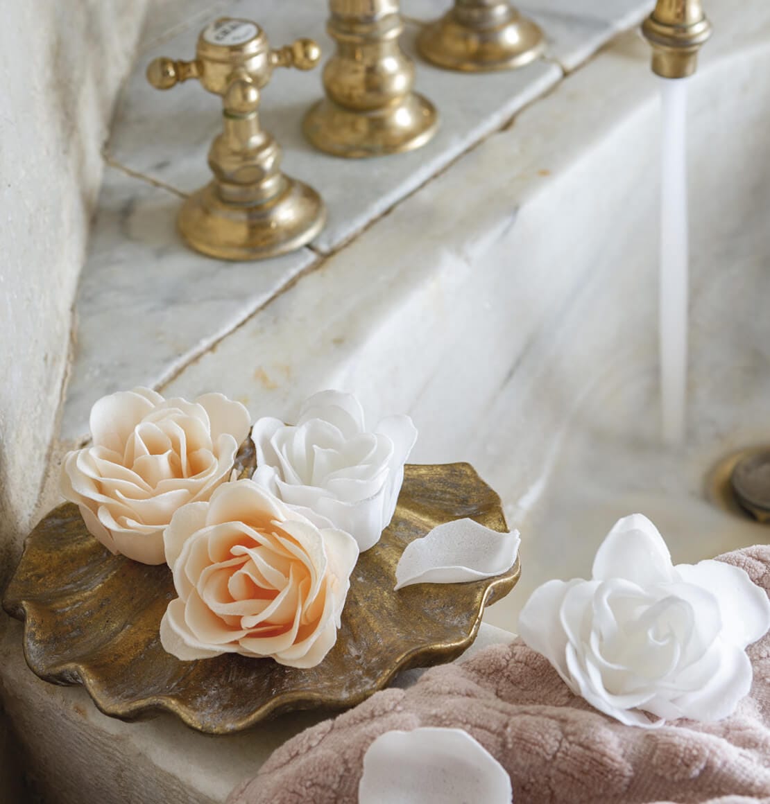 Scatola da 12 rose con petali di sapone bianco e rosa Mathilde M.