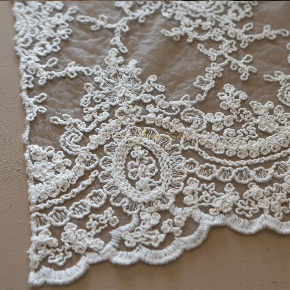 Chemin de table en dentelle Corinzio et festons couleur boue vintage 60 x 120 Chez Moi – Image 3