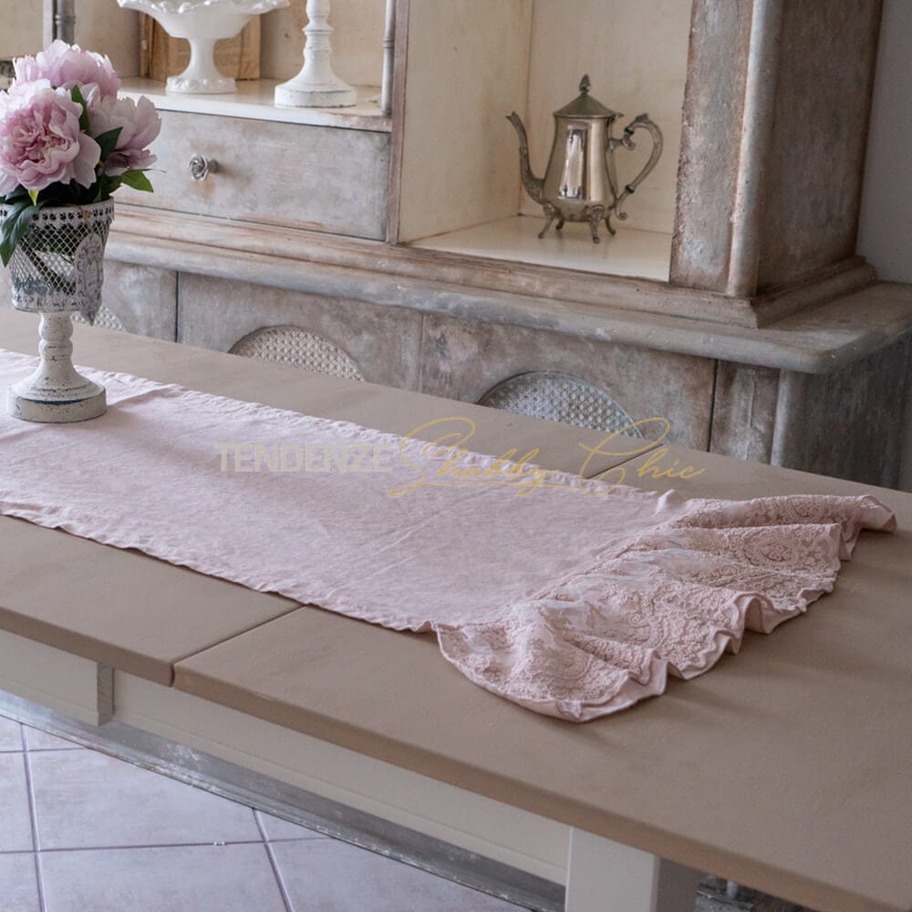 Chemin de table en dentelle de Corinzio avec volant en lin poudré – Image 2