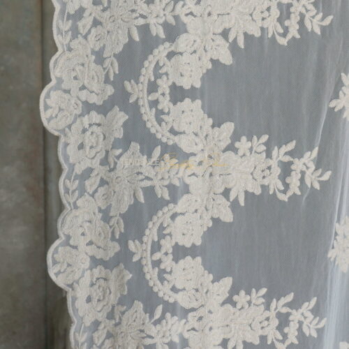 Tenda in puro pizzo Versailles 135x300 Argilla smerlo laterale luce naturale