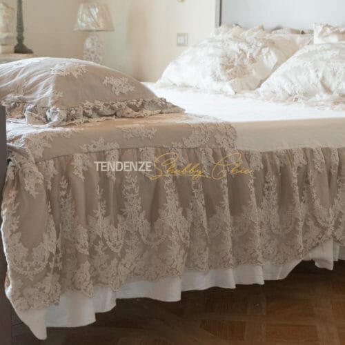 copriletto con balza in pizzo vintage fango Chez Moi