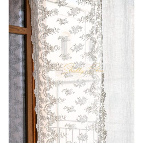 Tenda in puro lino con intarsio laterale in pizzo Versailles speculare color bianco naturale realizzata a mano in Italia da Chez Moi