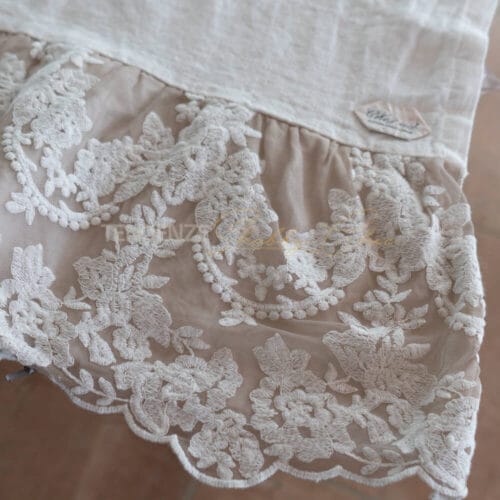 Chemin de table en pur lin et dentelle Versailles à volants vintage fango – Image 2