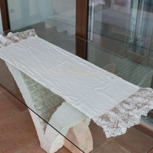 Chemin de table en pur lin et dentelle Versailles à volants vintage fango – Image 3