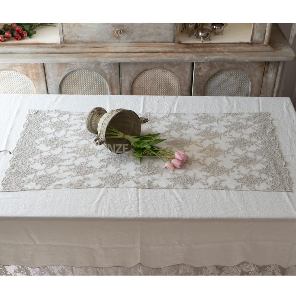 Chemin de table en dentelle Corinzio et festons Argile 60 x 120 Chez Moi – Image 5