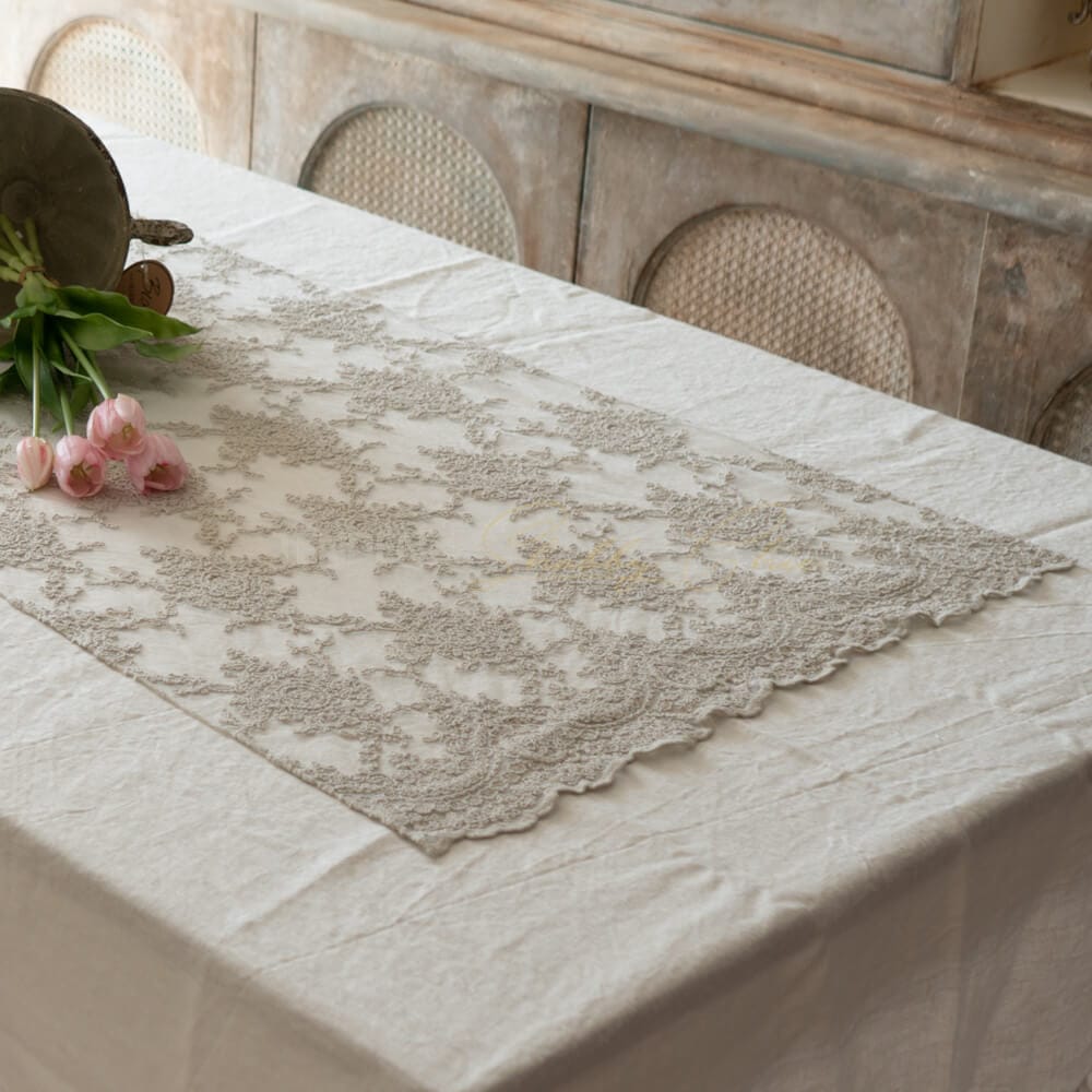 Chemin de table en dentelle Corinzio et festons Argile 60 x 120 Chez Moi – Image 3