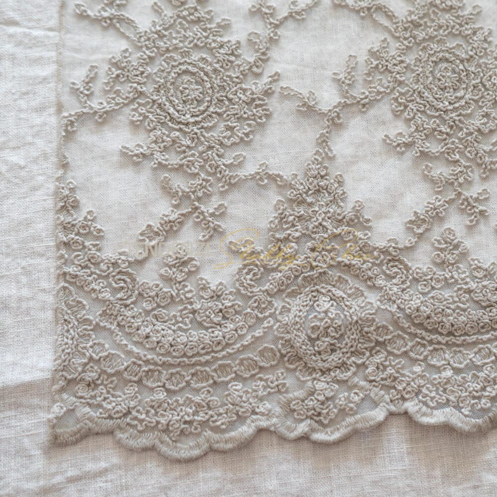 Chemin de table en dentelle Corinzio et festons Argile 60 x 120 Chez Moi – Image 4