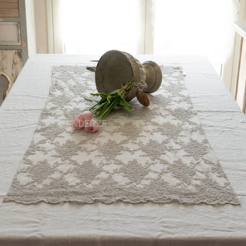 Chemin de table en dentelle Corinzio et festons Argile 60 x 120 Chez Moi – Image 2
