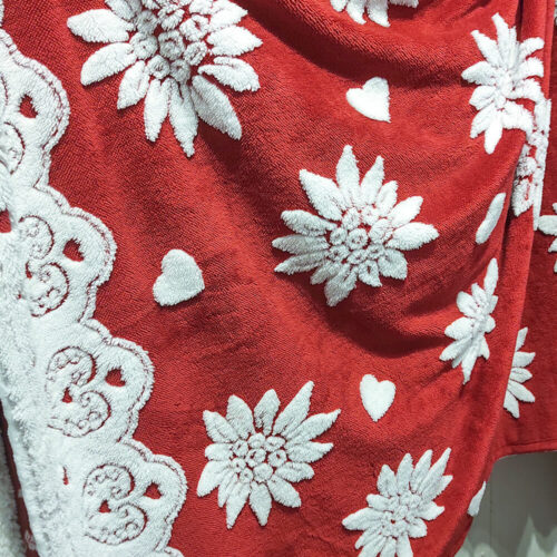 plaid morbido rosso con decori stelle alpine bianche