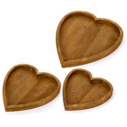 tris vassoi in legno a forma di cuore