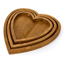 tre vassoi in legno a forma di cuore impilati
