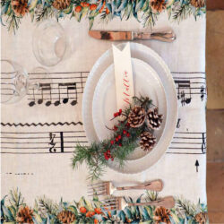 striscia in lino con spartito musicale e stampe floreali