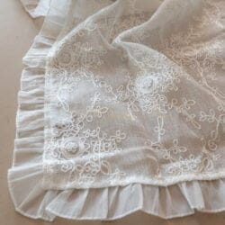 runner in pizzo bianco e ricami la'telier 17