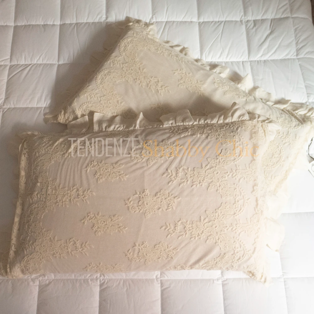 Deux taies d'oreiller en percale et dentelle Versailles Biscuit – Image 2