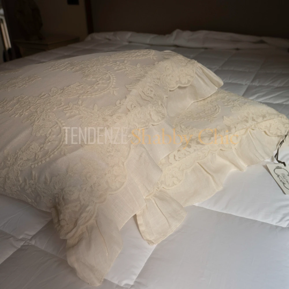 Deux taies d'oreiller en percale et dentelle Versailles Biscuit – Image 3