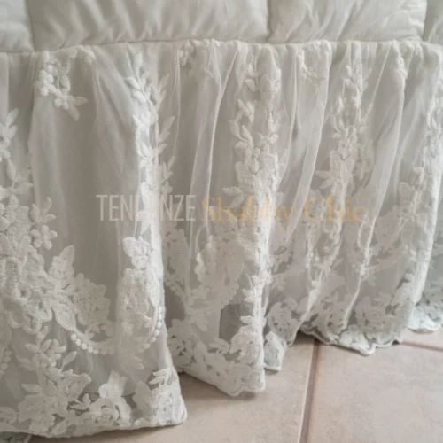 trapunta invernale in percalle di cotone con balza pizzo versailles bianco ottico