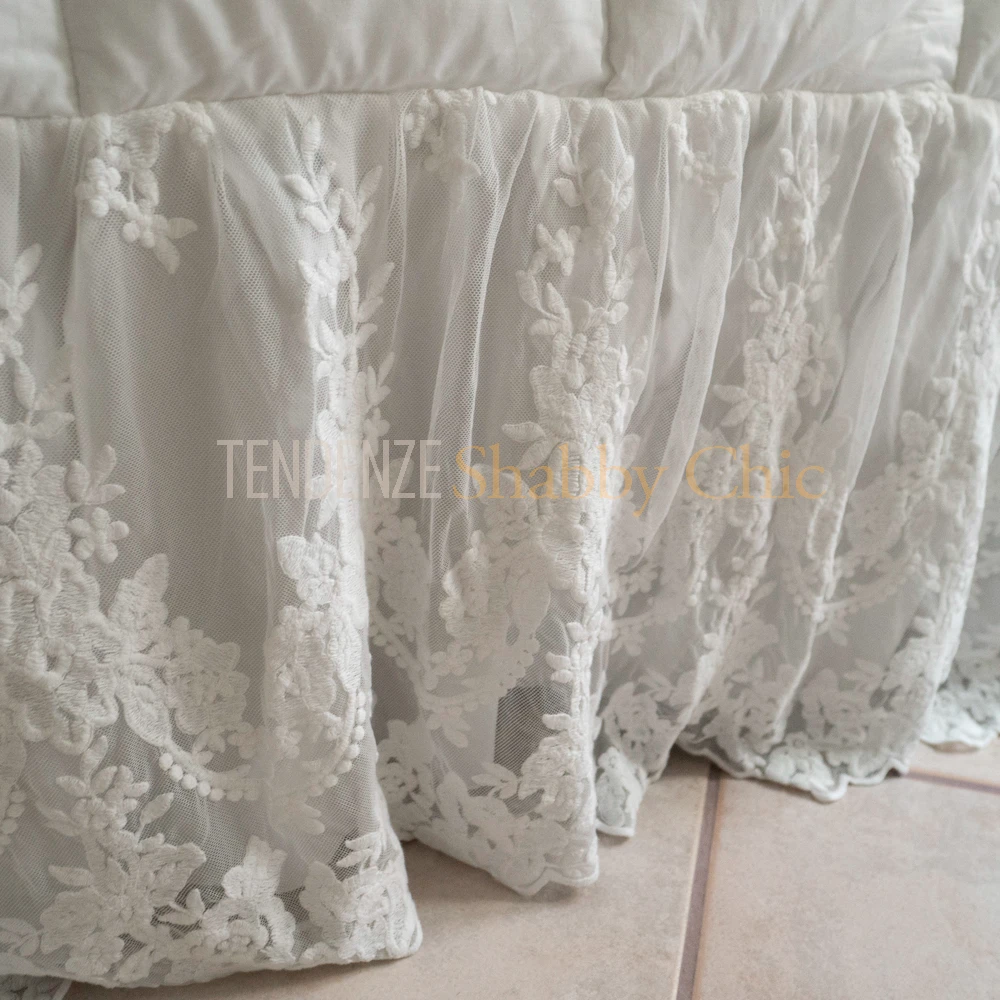 trapunta invernale in percalle di cotone con balza pizzo versailles bianco ottico