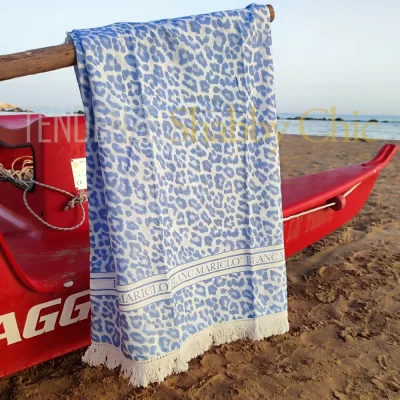 Serviette de plage à imprimé animalier bleu clair avec franges Blanc Mariclo