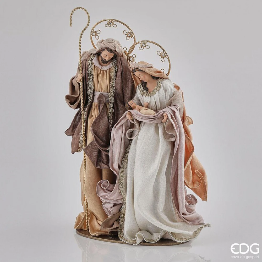 Enzo De Gasperi natività Gesù Giuseppe e Maria vestiti con abiti eleganti e aureola
