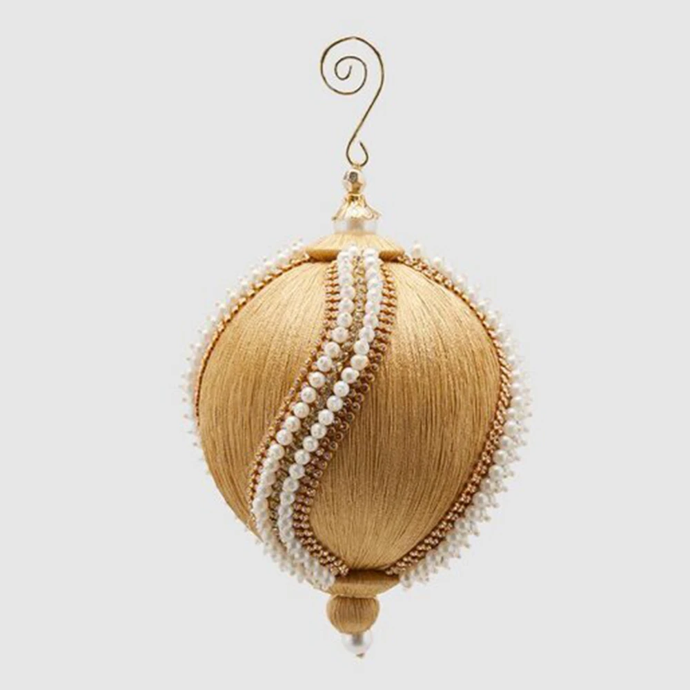 Sfera in seta dorata con perle bianche dettagli in oro e gancetto particolare