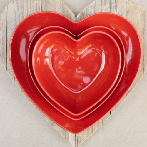 Servizio di piatti a forma di cuore rosso