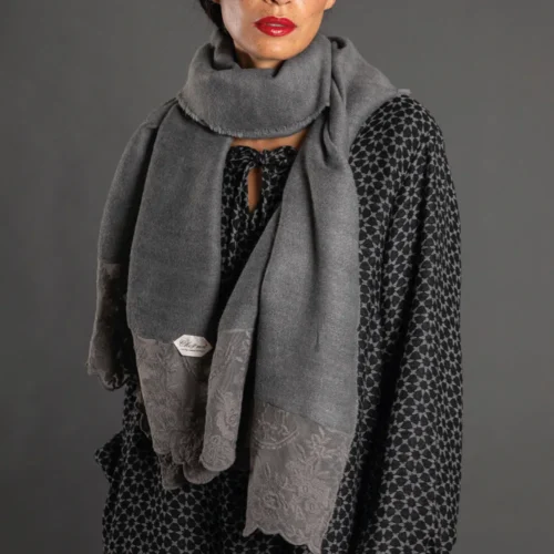 Alternative view of Chez Moi Pashmina Leila con encaje Versailles ahumado