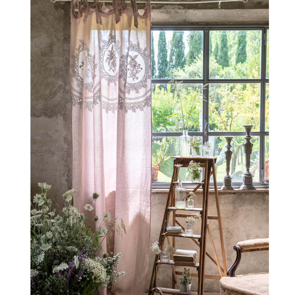 Tendenze Shabby Chic : Amuebla con Blanc Mariclo y sus encantadoras cortinas 1 Blanc Mariclo Tenda rosa con medaglione e ricami Dentelle 140x290 1
