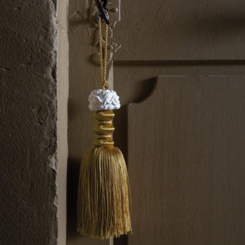 Mathilde M. Pompon parfumé à décor Fleur d'Oranger H 30 cm