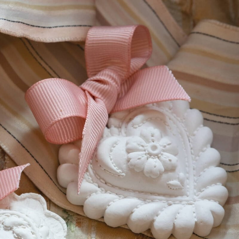 Guía definitiva de perfumes por Mathilde M. 4 decoro in gesso profumato rose elicir con nastrino 2