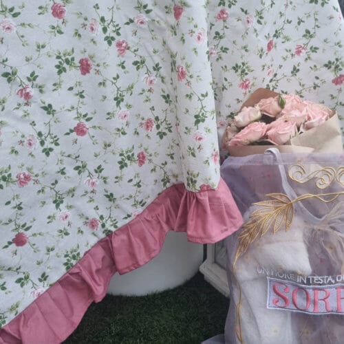 Alternative view of L'Atelier 17 Tovaglia resinata in cotone a fiorellini con balza rosa - 3 dimensioni