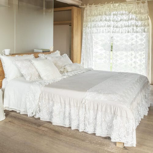 Colcha de matrimonio Chez Moi con 2 fundas de almohada Promenade y encaje Flora Argilla