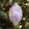 Sphère de Noël Blanc Mariclo en verre blanc avec perles en forme de pomme de pin dorées