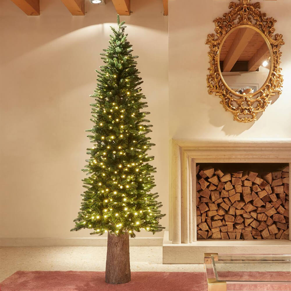 albero di Natale artificiale PINO SLIM di 210 cm con 480 mini LED e base classica, perfetto per decorazioni natalizie.