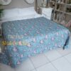 Boutis matrimoniale "Kelly" verde petrolio su letto matrimoniale con cuscini bianchi e arredamento shabby chic.