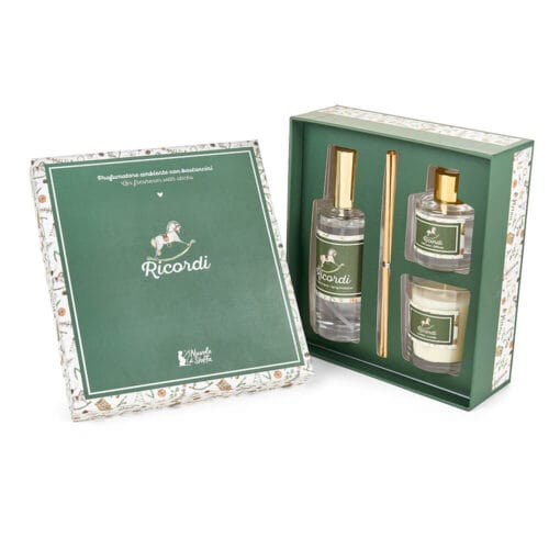 Cofanetto profumato "Ricordi" con diffusore a bastoncini da 50 ml, spray profumato da 100 ml e candela da 50 gr, collezione "Ricordi" di Nuvole di Stoffa.