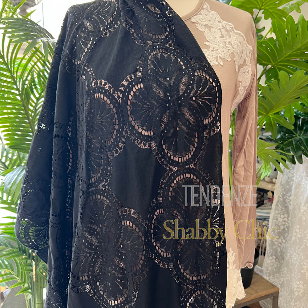 Scialle Pashmina Kensington Nera in primo piano, mostrando il design elegante
