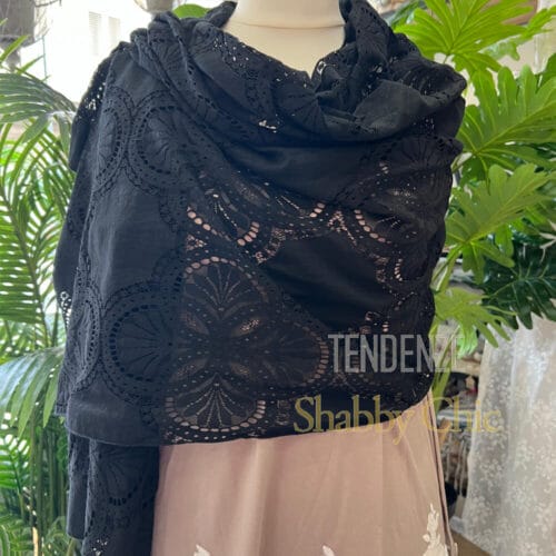 Scialle Pashmina Kensington Nera in primo piano, mostrando il design elegante