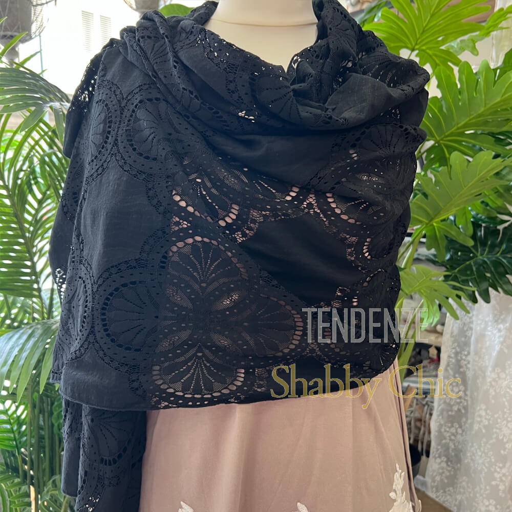 Scialle Pashmina Kensington Nera in primo piano, mostrando il design elegante