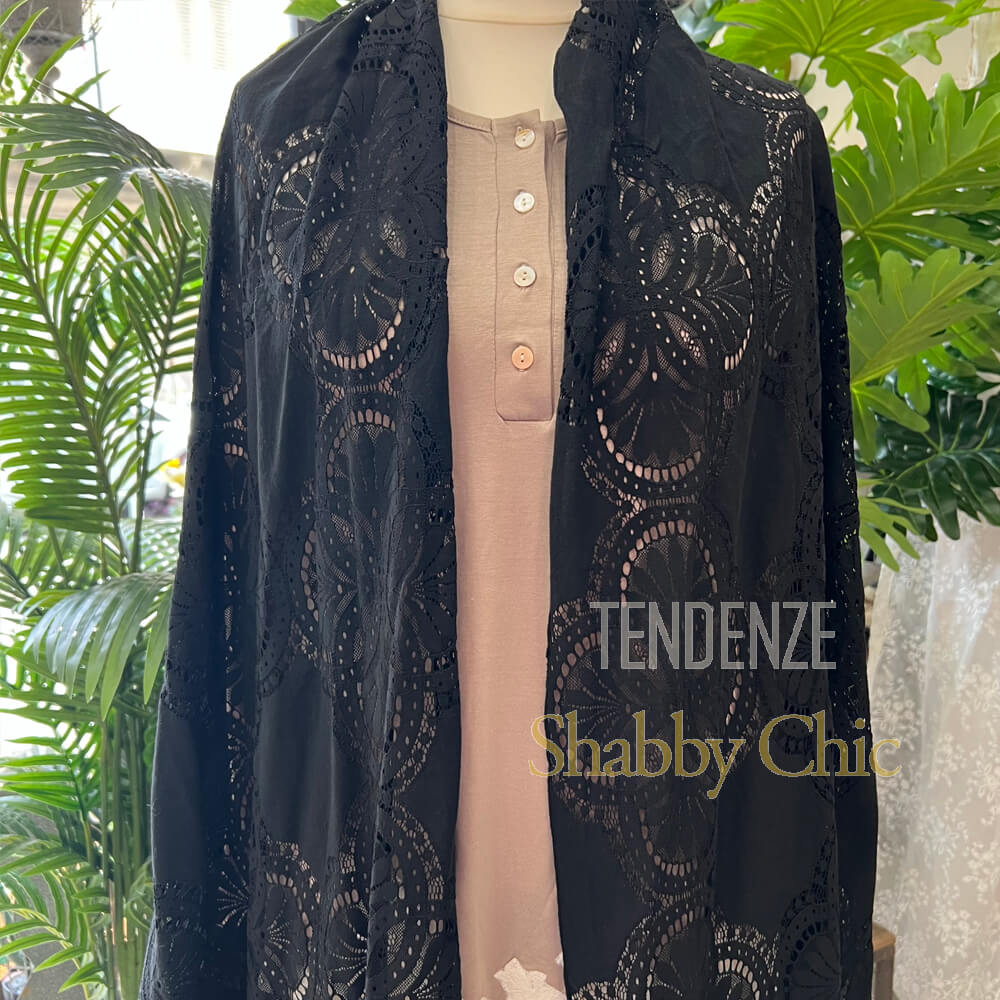 Dettaglio del motivo a pizzo della Pashmina Kensington Nera drappeggiata su un manichino