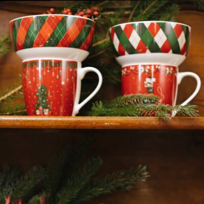 Set tazza e ciotola in porcellana con decorazioni natalizie, confezionato in una scatola regalo.