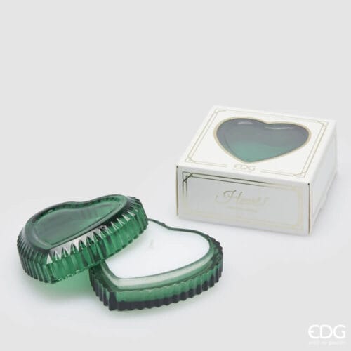 Alternative view of EDG Bougie en verre vert forme coeur essence cèdre