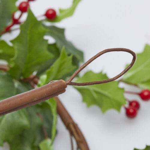 Dettaglio ravvicinato del festone di agrifoglio con bacche di EDG Enzo De Gasperi, mostrando le foglie realistiche e le bacche rosse.