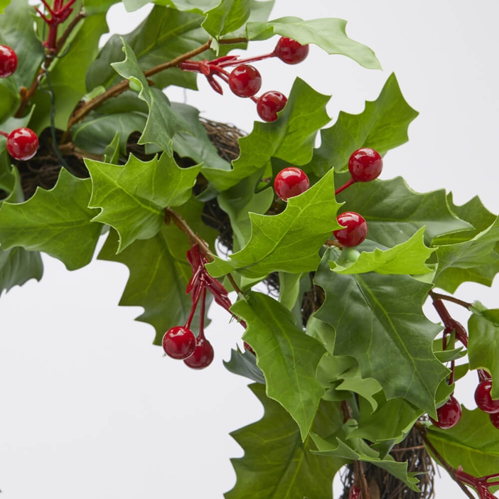 Couronne de houx et de baies 50 cm EDG Enzo De Gasperi 2 Dettaglio ravvicinato della ghirlanda di agrifoglio con bacche di EDG Enzo De Gasperi, mostrando le foglie realistiche e le bacche rosse.
