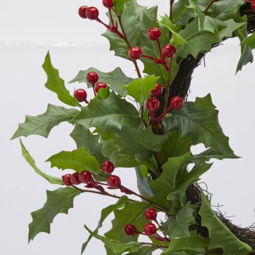 Couronne de houx et de baies 50 cm EDG Enzo De Gasperi 6 Vista laterale della ghirlanda di agrifoglio con bacche di EDG Enzo De Gasperi, ideale per decorare porte e caminetti.