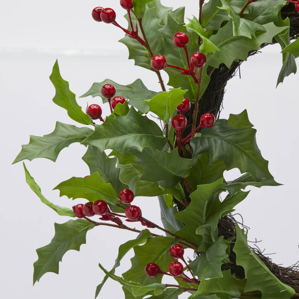 Couronne de houx et de baies 50 cm EDG Enzo De Gasperi 3 Vista laterale della ghirlanda di agrifoglio con bacche di EDG Enzo De Gasperi, ideale per decorare porte e caminetti.