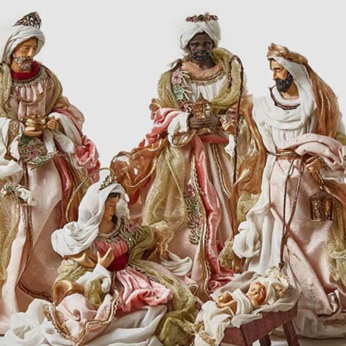 Dettaglio degli abiti riccamente decorati delle figure della natività EDG.
