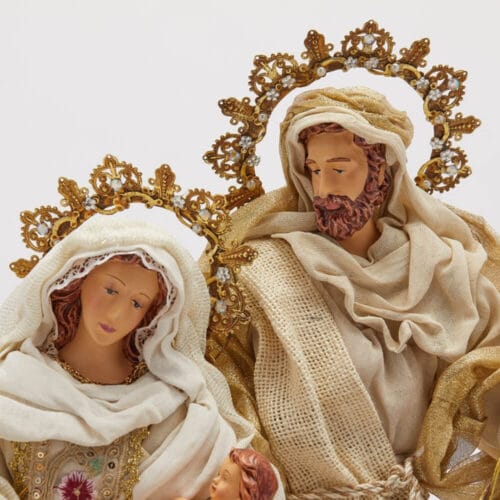 Primo piano delle corone dorate della Sacra Famiglia nel set natività EDG.